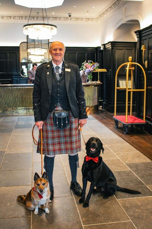 Cameron House On Loch Lomond Alexandria Esterno foto A Scottish hotel porter in traditional uniform